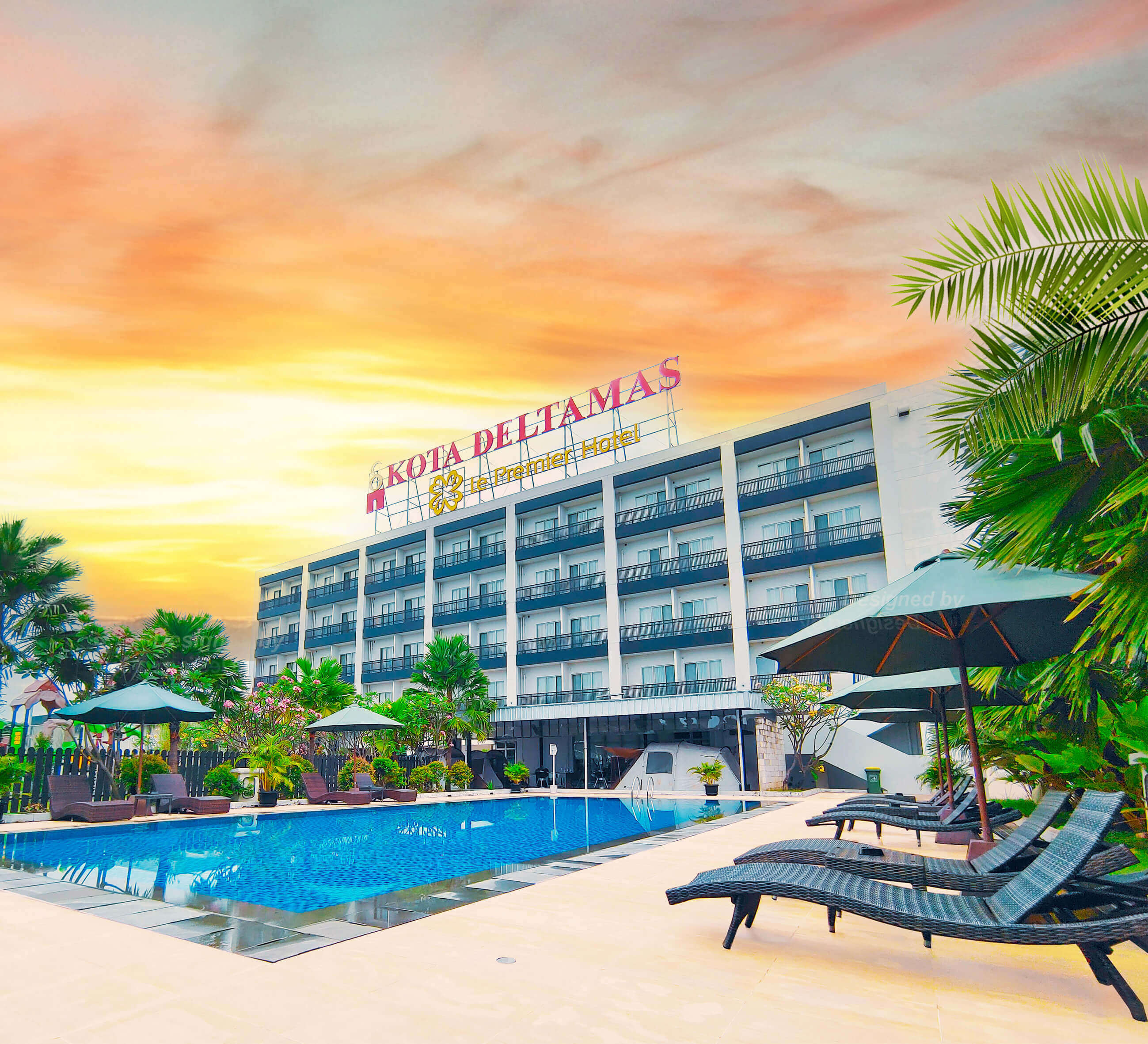 Le Premier Hotel Kota Deltamas - Swimming Pool